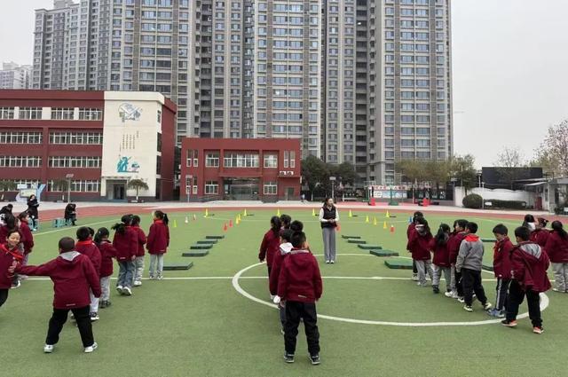 亚美体育西安市浐灞十六小：体育与多学科碰撞一场别开生面的跨学科融合展示课(图4)